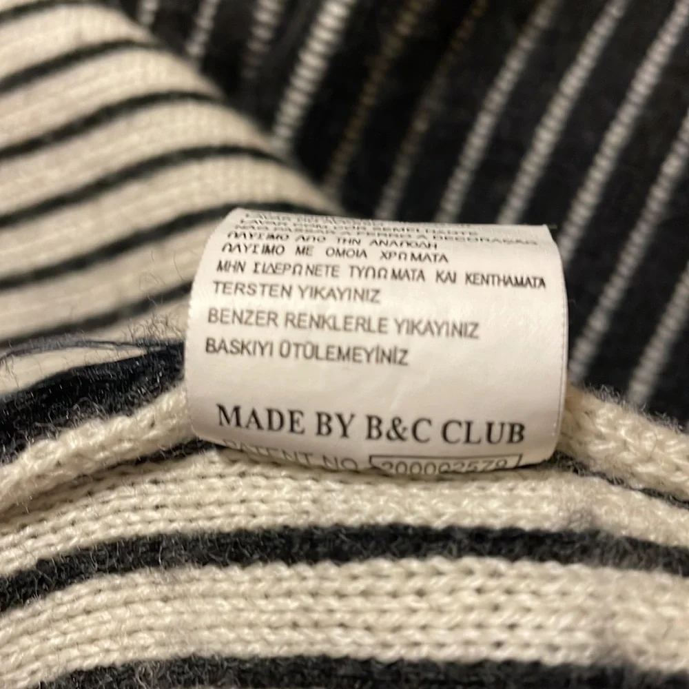 B & C Men’s pullover black & white sweater top w/large collar & short zip (mlb)